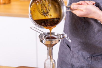 Teriyaki Sauce sieben und abfüllen