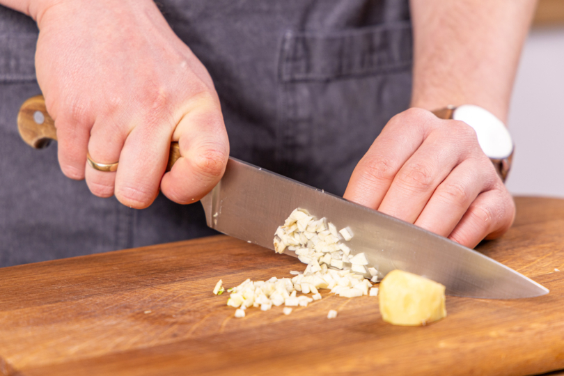 Knoblauch fein würfeln