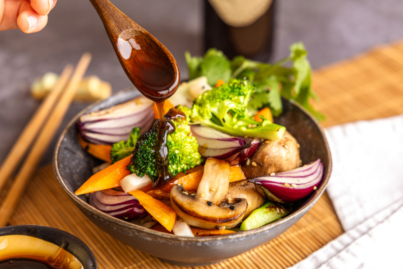 Gemüse mit Teriyaki Sauce würzen