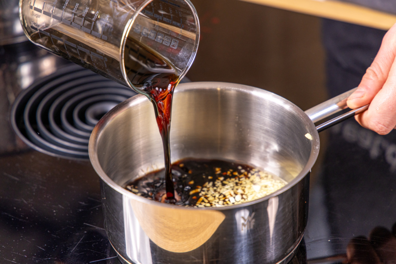 Sojasauce dazu gießen