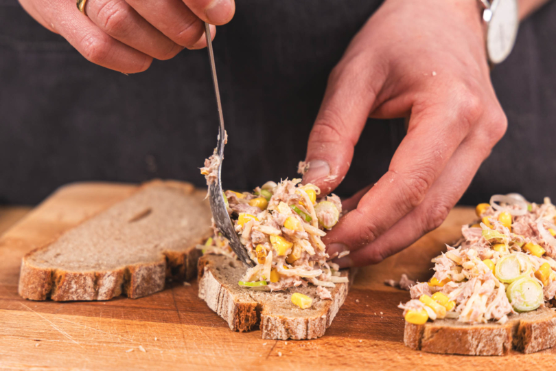 Füllung auf die Brotscheibe geben