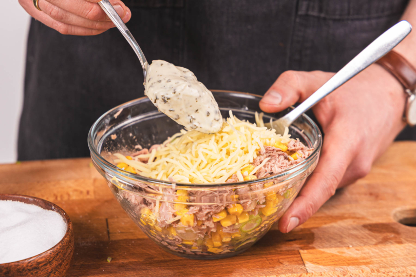 Remoulade zur Thunfischfüllung geben