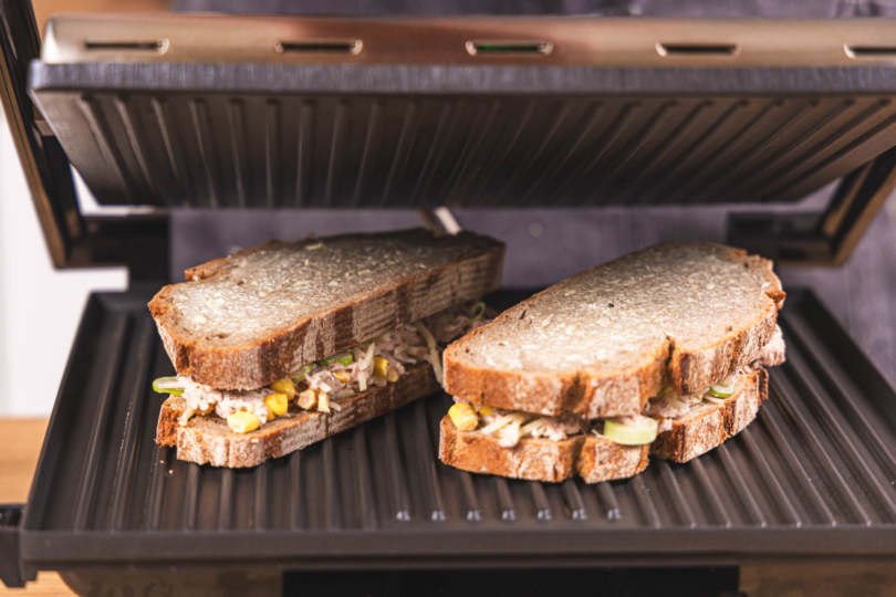 Thunfisch Sandwiches in den Kontaktgrill geben