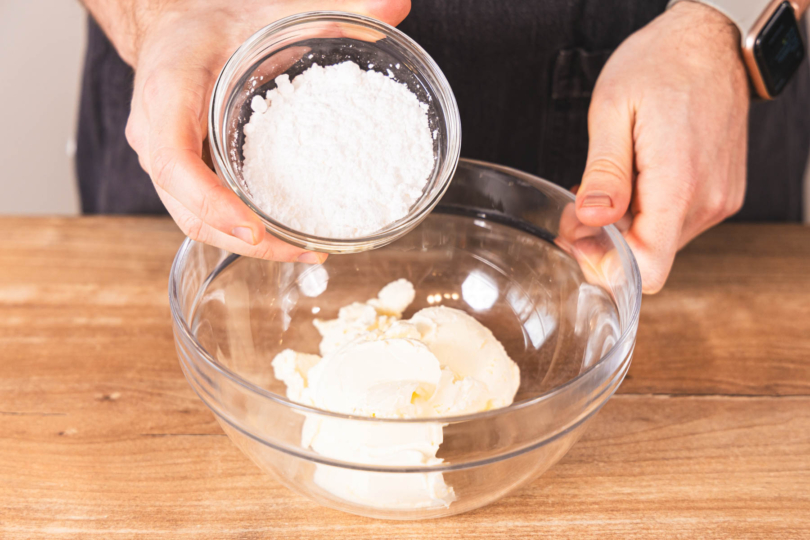 Puderzucker zur Mascarpone geben