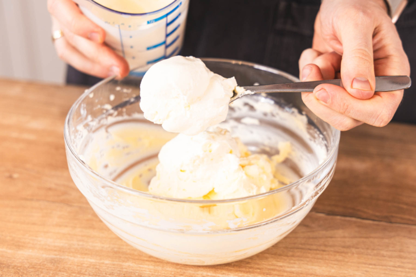 aufgeschlagene Sahne zur Mascarpone geben