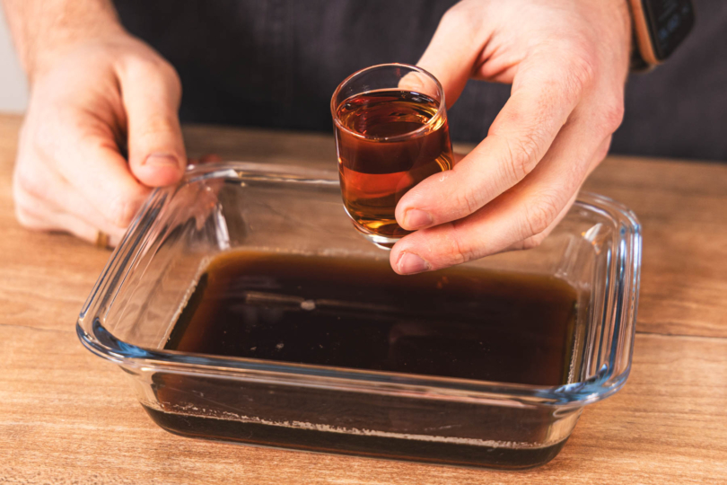 Amaretto zum Espresso geben