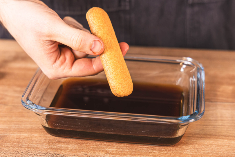 Löffelbiskuit in die Espressomischung tauchen