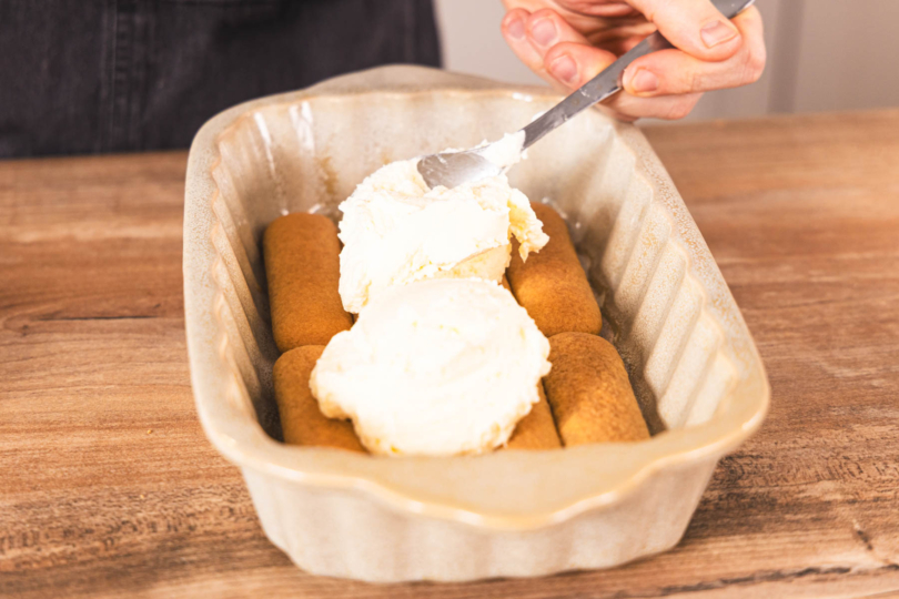 Mascarponecreme auf die Löffelbiskuits geben