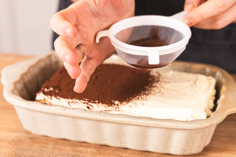 Tiramisu ohne Ei mit Kakao bestäuben