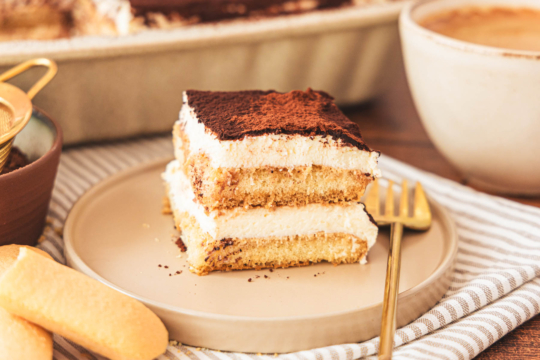 Stück Tiramisu ohne Ei mit Sahne und Mascarpone