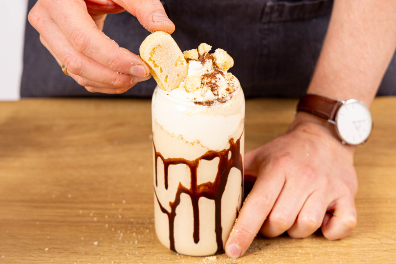 Tiramisu-Shake dekorieren