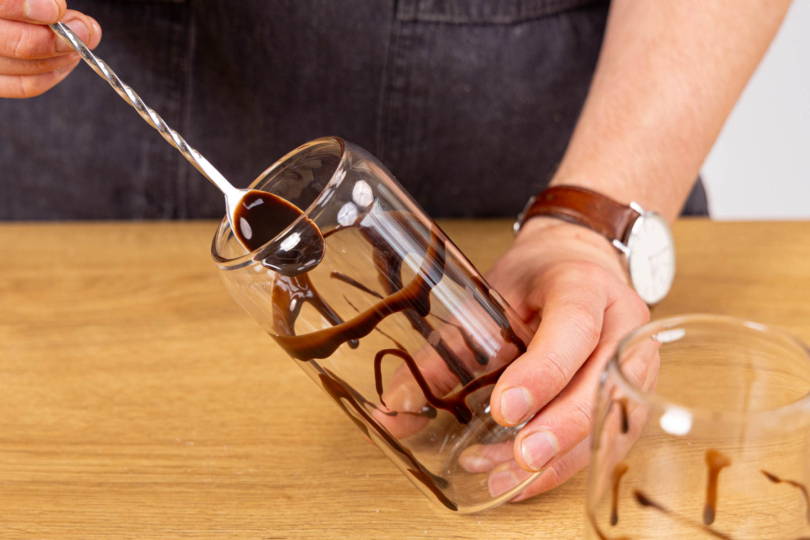 Gals mit Schokosoße verzieren