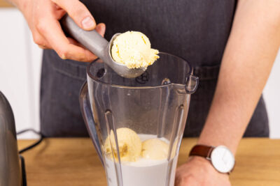 Tiramisu-Shake im Mixer zubereiten