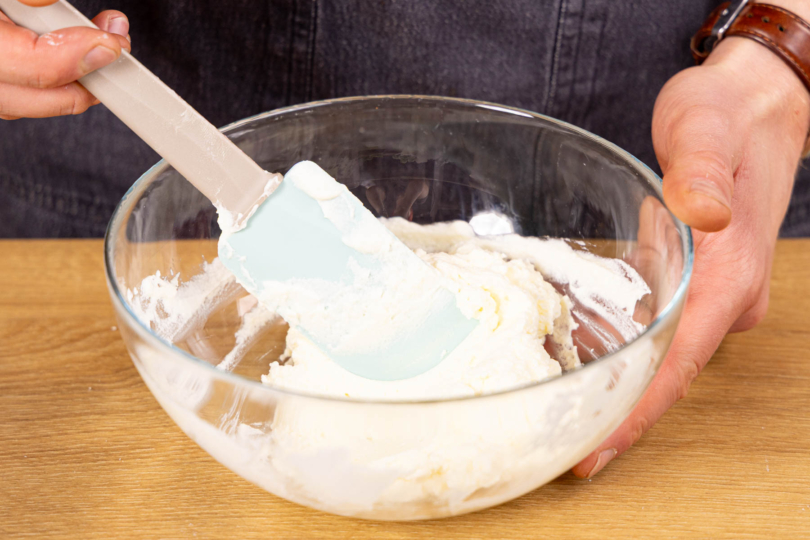 Mascarpone unter die Sahne heben