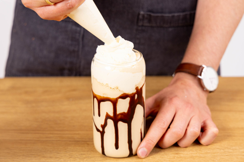 Sahnehaube mit einem Spritzbeutel aufspritzen