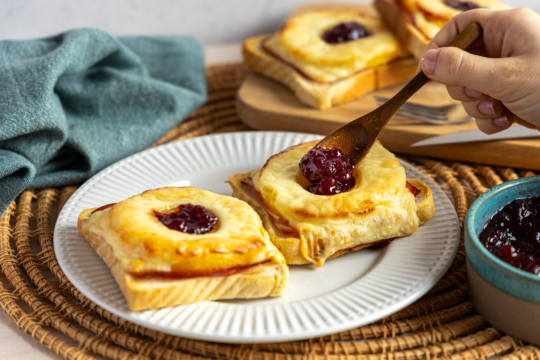 Toast Hawaii mit Preiselbeeren