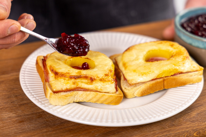 Toast Hawaii mit Preiselbeeren garnieren