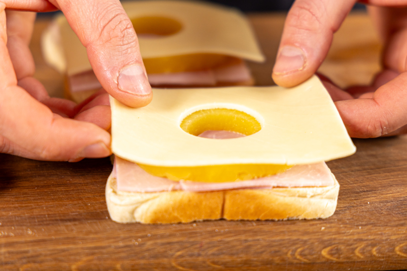 Käse auf den Toast legen