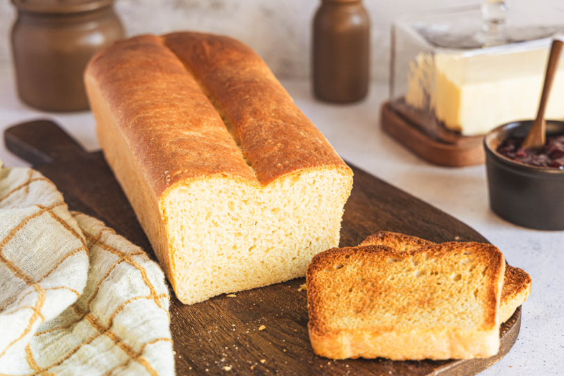 selber gebackenes Toastbrot mit getoasteten Scheiben