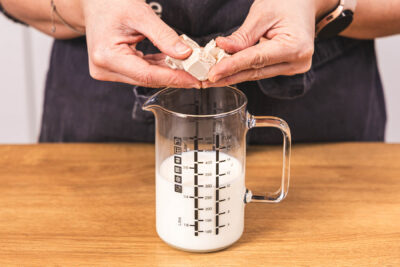 Hefe zur Milch geben
