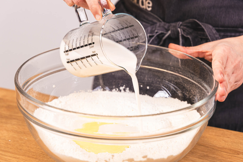 Hefemilch zum Mehl gießen