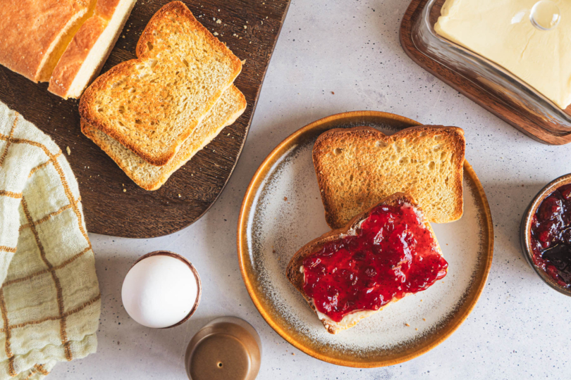 Toastbrot selber backen: getoastete Scheiben mit Marmelade beschmiert