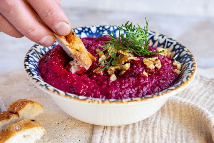 Türkischer Rote Bete Dip dippen