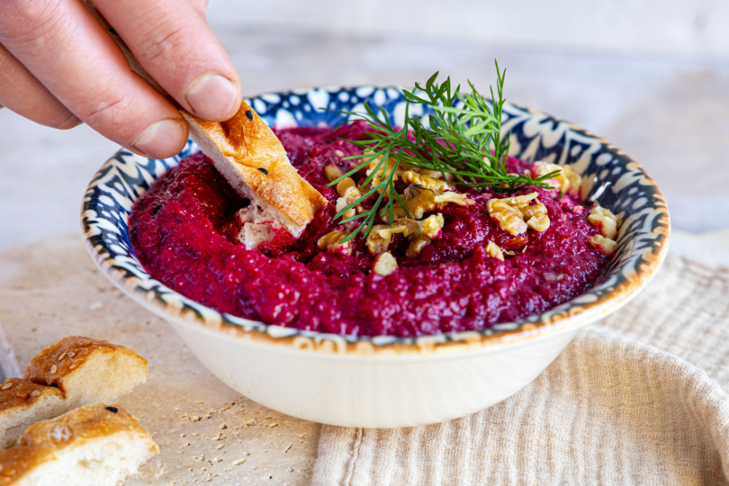 Türkischer Rote Bete Dip dippen