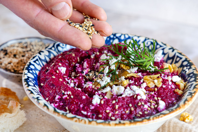 Türkischer Rote Bete Dip mit Sesam garnieren