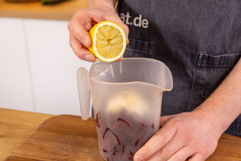 Zitrone pressen
