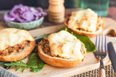 Überbackenes Mettbrötchen