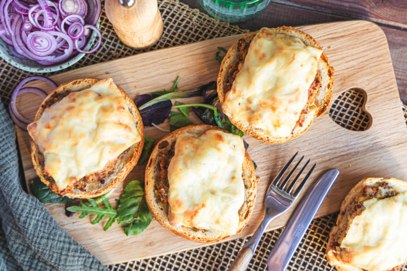Überbackenes Mettbrötchen top-down