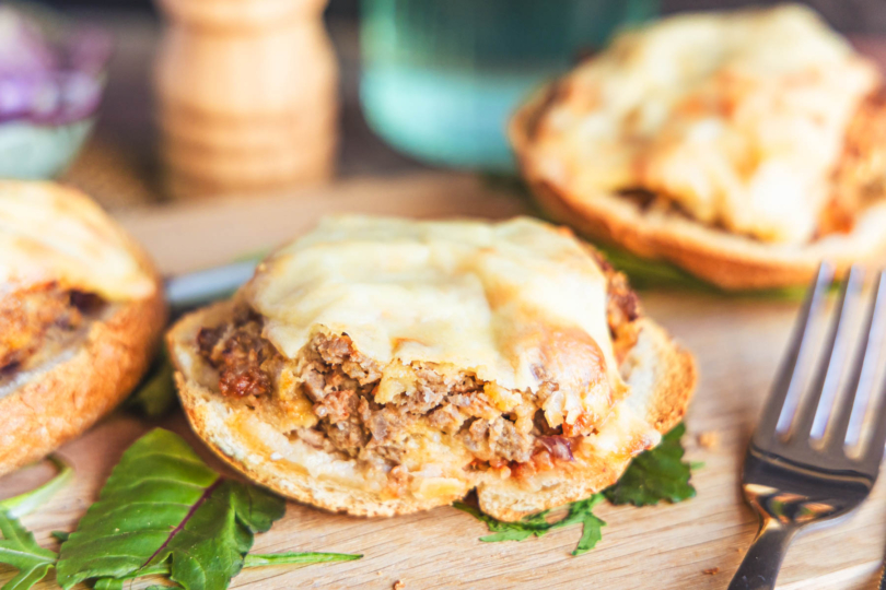 Überbackenes Mettbrötchen angeschnitten