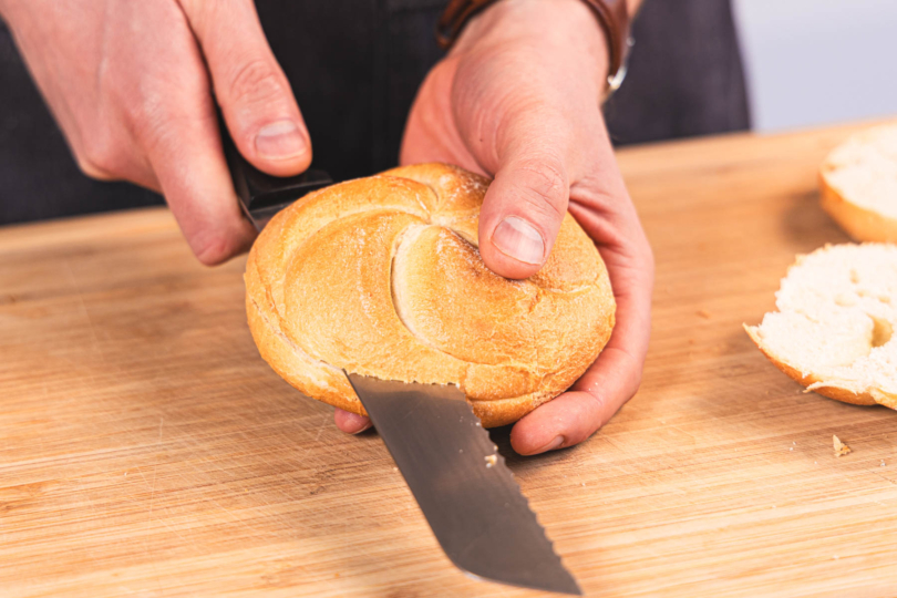 Brötchen aufschneiden