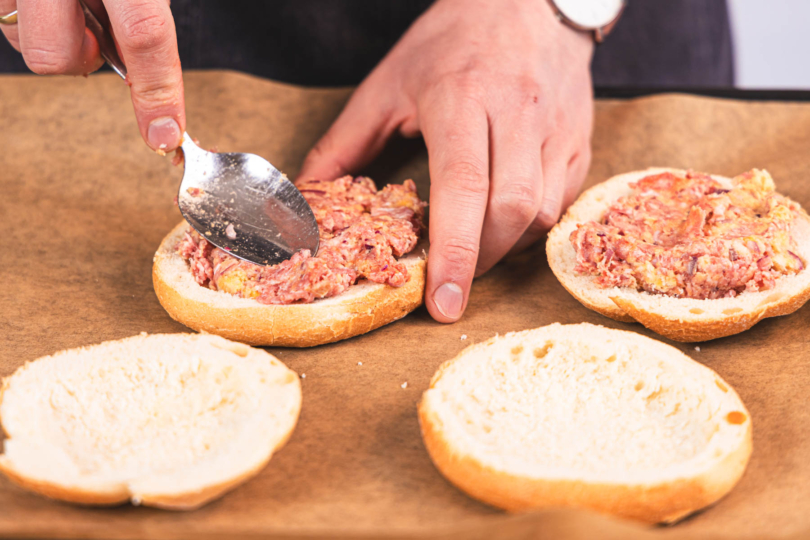 Brötchen mit Mettfüllung füllen