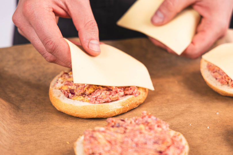 Mettbrötchen mit Käse belegen