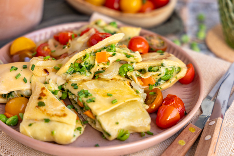 vegetarische Gemüsemaultaschen servieren