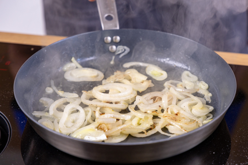 Zwiebeln anbraten