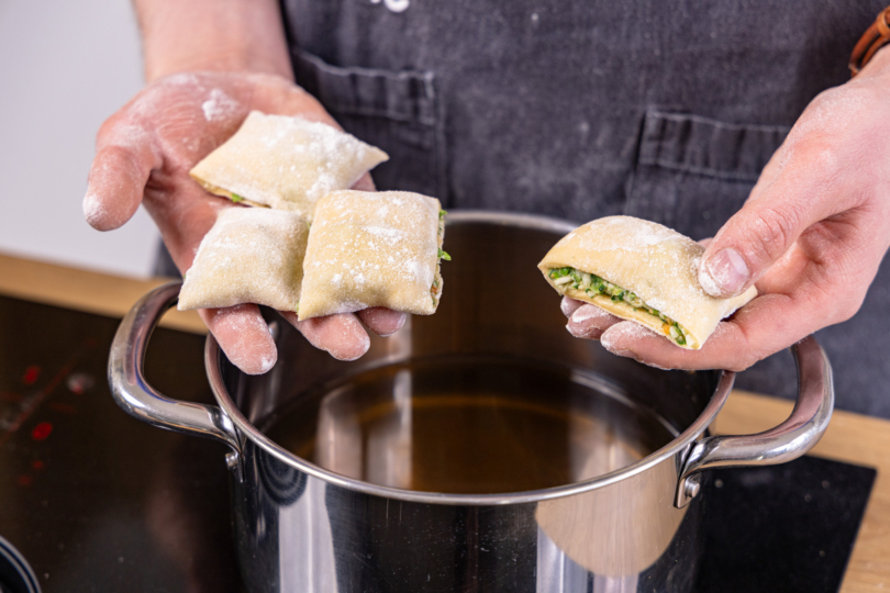 Gemüsemaultaschen in Brühe ziehen lassen
