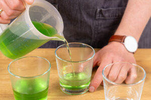 Wackelpudding ohne Gelatine in Gläser füllen