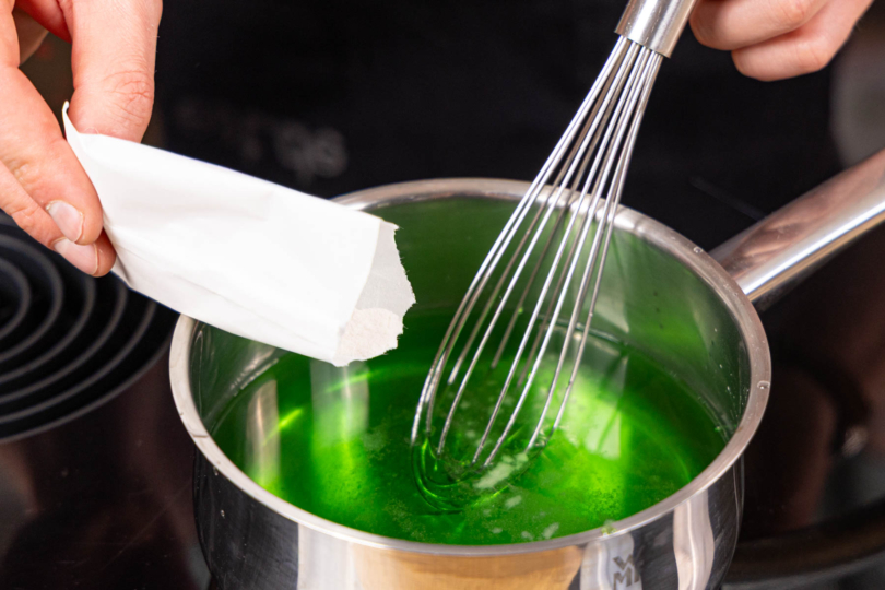 Agar Agar in kalte Flüssigkeit einrühren