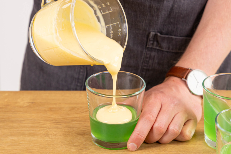 Wackelpudding ohne Gelatine mit Vanillesauce garnieren