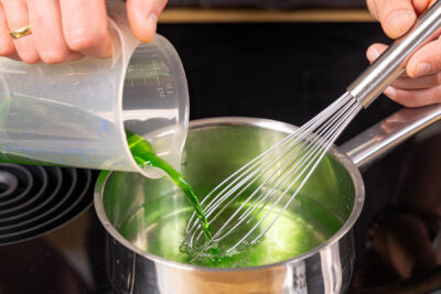 Wasser und Sirup kalt mischen