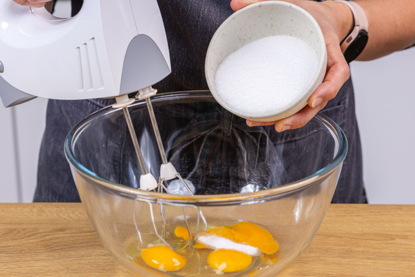 Zucker und Eier verrühren