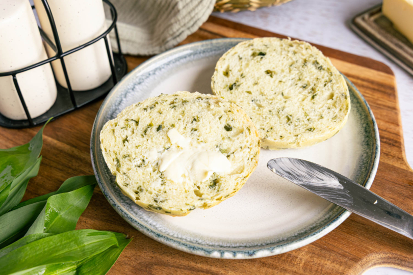 Bärlauchbrötchen aufschneiden und mit Butter bestreichen