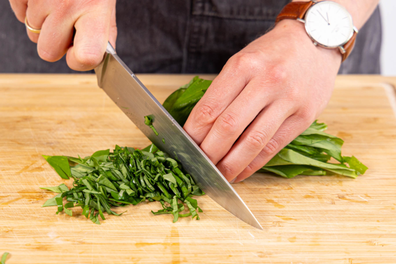 Bärlauch in Streifen schneiden