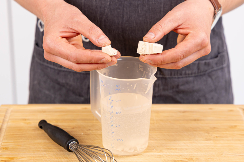 Hefe mit Zucker in lauwarmen Wasser auflösen