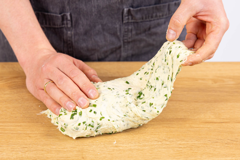 Hefeteig per Hand nachkneten und falten