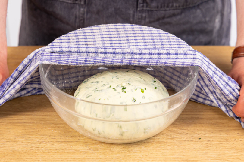 Hefeteig abgedeckt aufgehen lassen