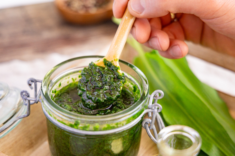 Bärlauchpaste auf dem Löffel